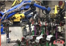 这条汽车零部件生产线怎见不到工人？