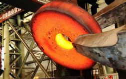 大连特钢首次生产出大型孔饼类锻件产品