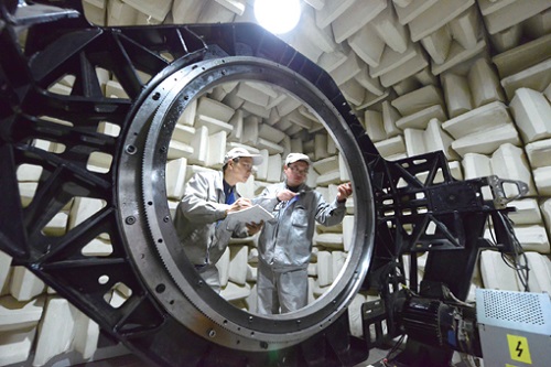 2月26日，在洛阳市河南煤化（洛阳）LYC轴承有限公司的特种轴承装配车间，技术人员正在静音实验室对刚下线的第三代医用CT机主轴承进行噪音和震动指数的测量。