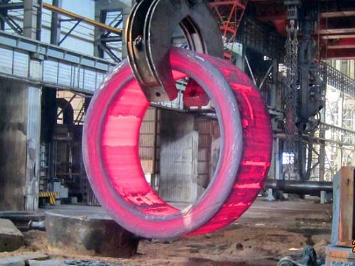 图为卡箍锻件在水压机车间出成品时的情景