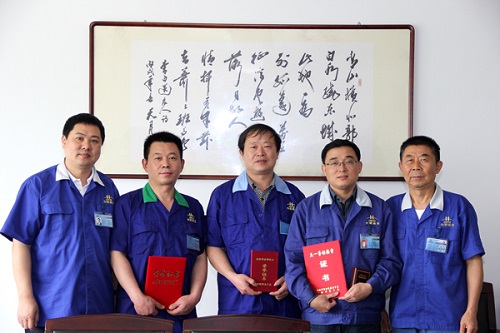 严建文董事长、李安应常务副总经理与获奖者合影